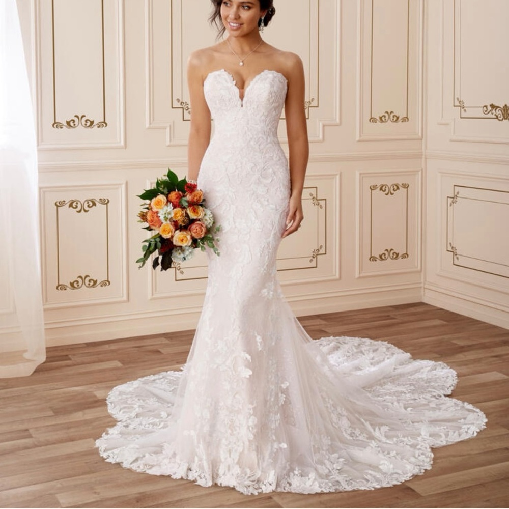 Elegant White Lace Wedding Dress